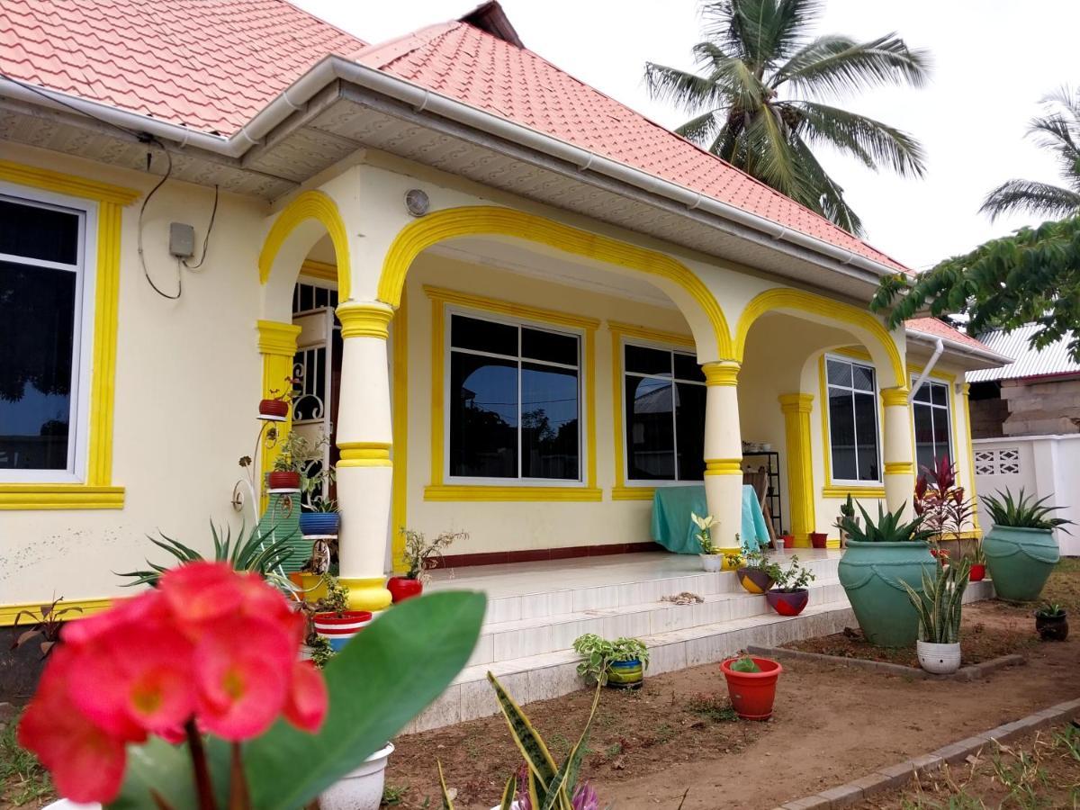 L&J Modern Backpackers Kigamboni Beach House Acomodação com café da manhã Dar es Salaam Exterior foto